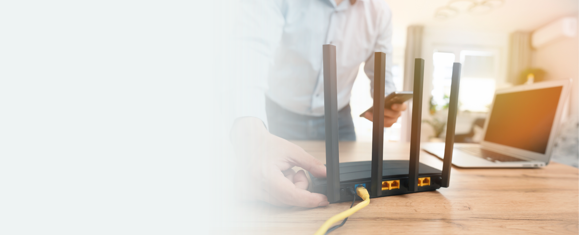 Mann richtet seinen WLAN Router ein.